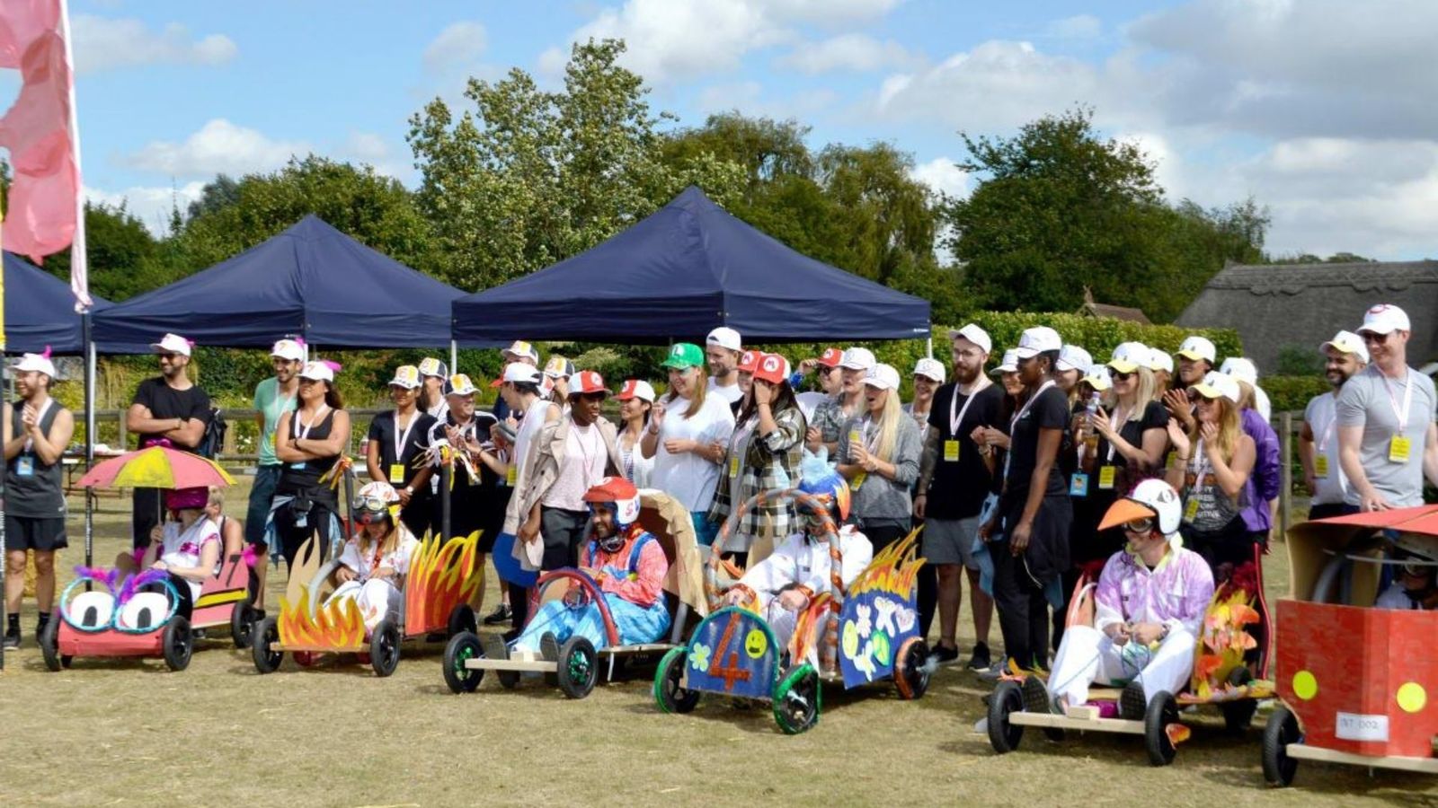 Equipos con sus karts terminados y decorados antes de la carrera